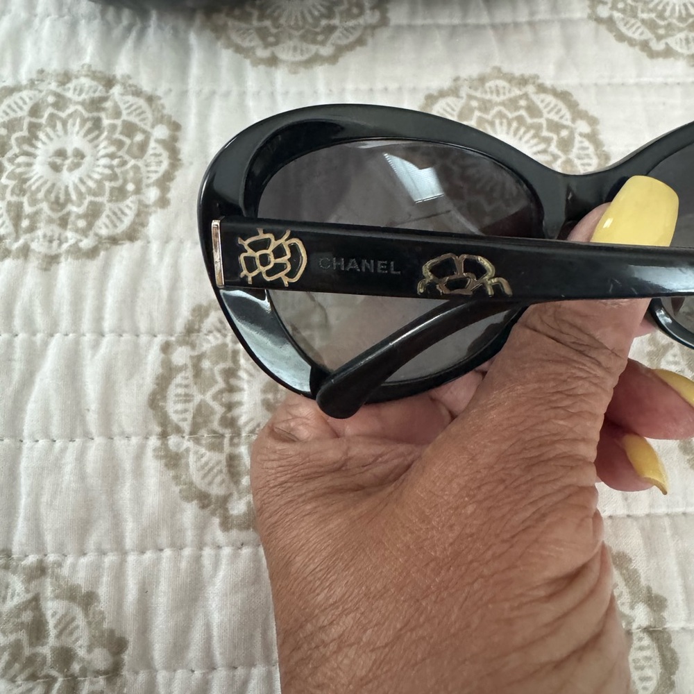 CHANEL Sleek Black Sunglasses - Picture 5 of 6